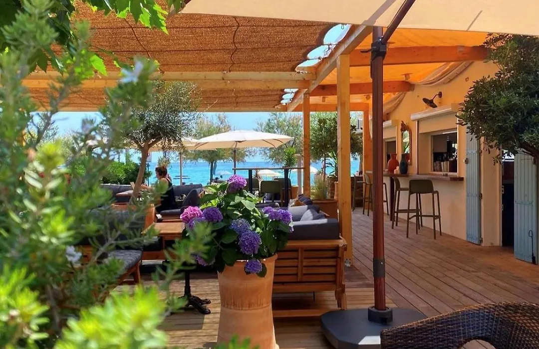 Hotel Les Flots Bleus-1